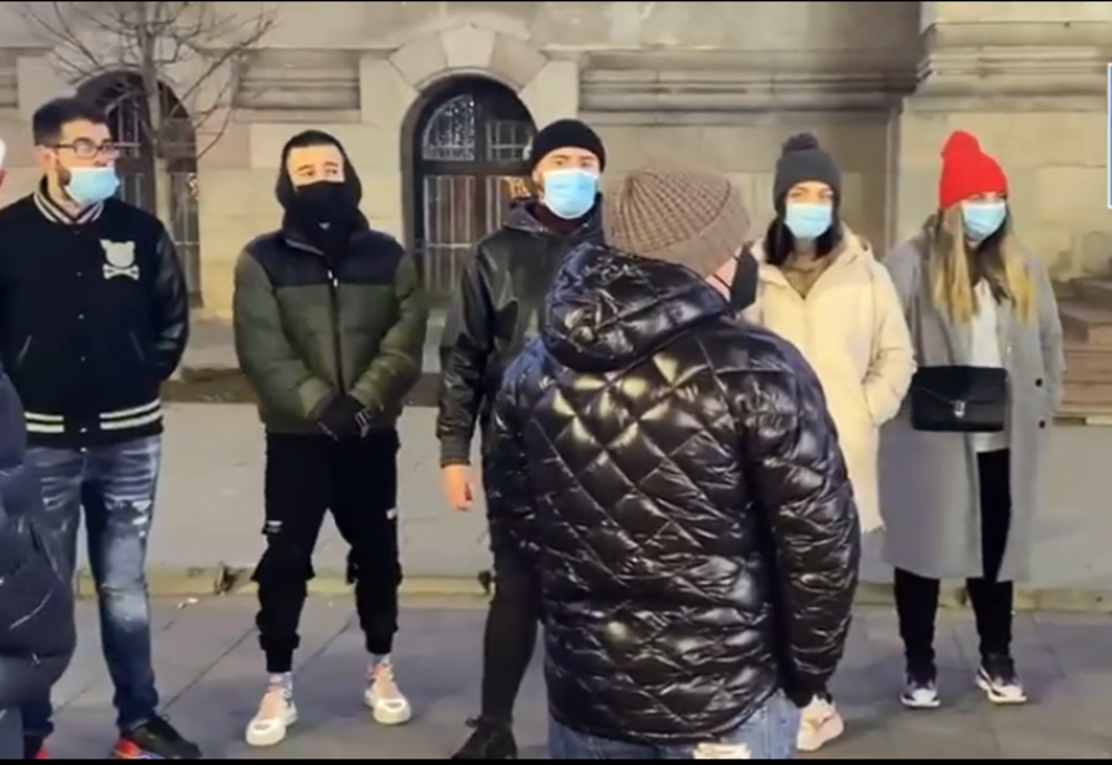 Patronii de restaurante şi cafenele, din Craiova, protest în faţa Prefecturii Dolj, în urma deciziei de reintrare în Scenariul Roşu