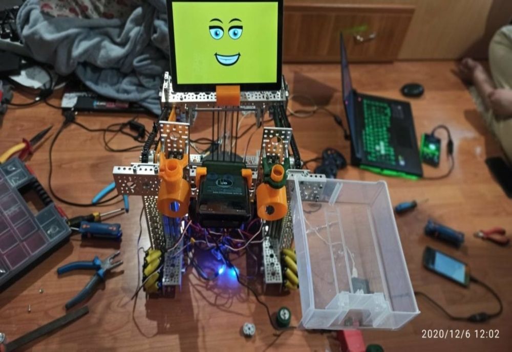 Robot care oferă consultaţii pacienţilor cu COVID-19, creat de şase elevi din Craiova