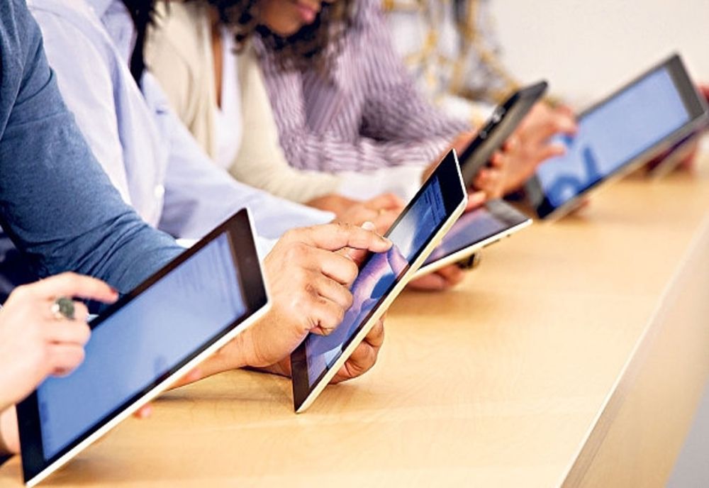 Primele tablete oferite de Ministerul Educaţiei ajung la copiii din Dolj