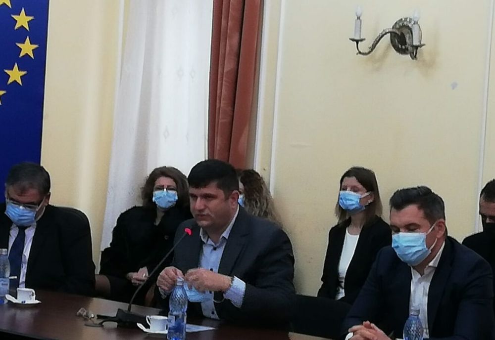 Preotul Spitalului Clinic Judeţean de Urgenţă din Craiova i- a transmis un mesaj deputatului care a aruncat masca