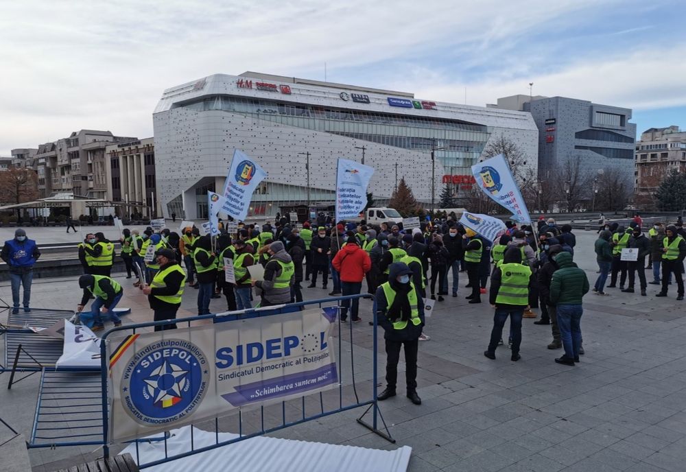 Poliţiştii, un nou protest în faţa Prefecturii Dolj