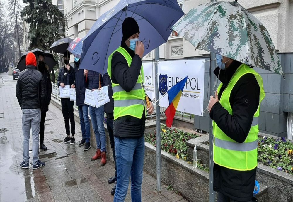 Angajaţii din penitenciar, protest în faţa Prefecturii Dolj