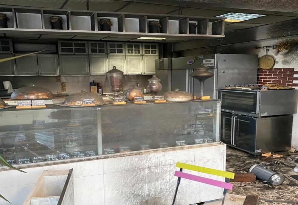 Cofetărie din Craiova, vandalizată şi incendiată