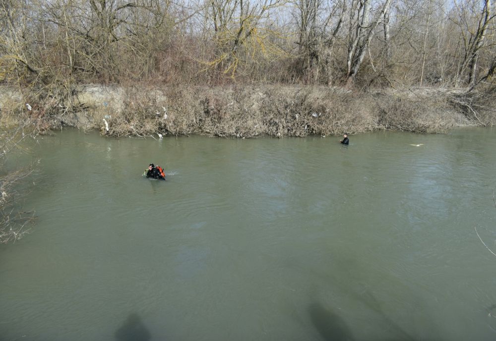 VIDEO. Doi bărbaţi din Dolj, reţinuţi pentru furtul unei casete de bani. Poliţiştii, căutări în râul Jiu