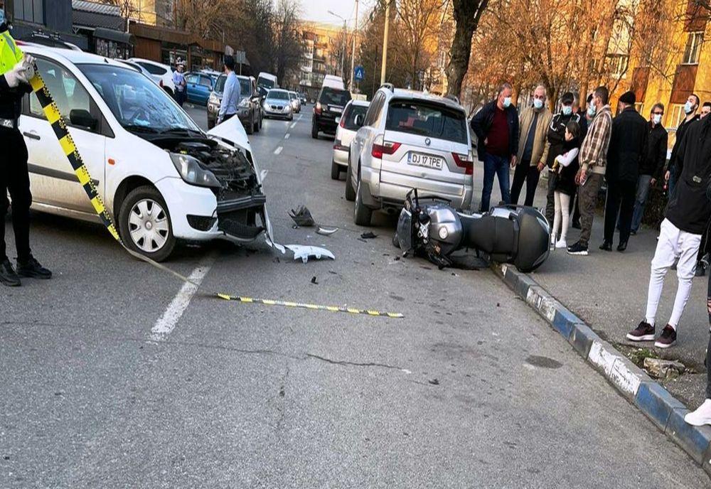 Craiova: Motociclist la spital, după ce a fost lovit de o maşină