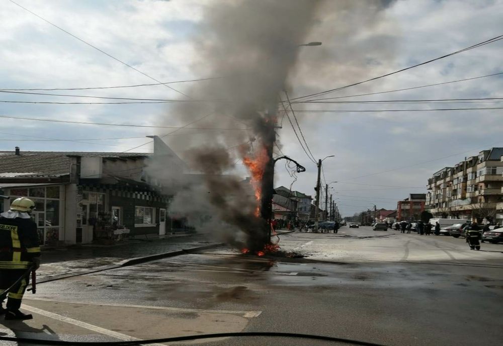 INCENDIU la un stâlp de electricitate, în Băileşti