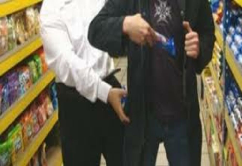 Poliţist de penitenciar, prins la furat într-un magazin din Craiova