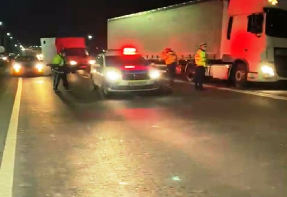 VIDEO: Bărbat lovit mortal de o maşină şi o autoutilitară, pe un drum naţional din Dolj