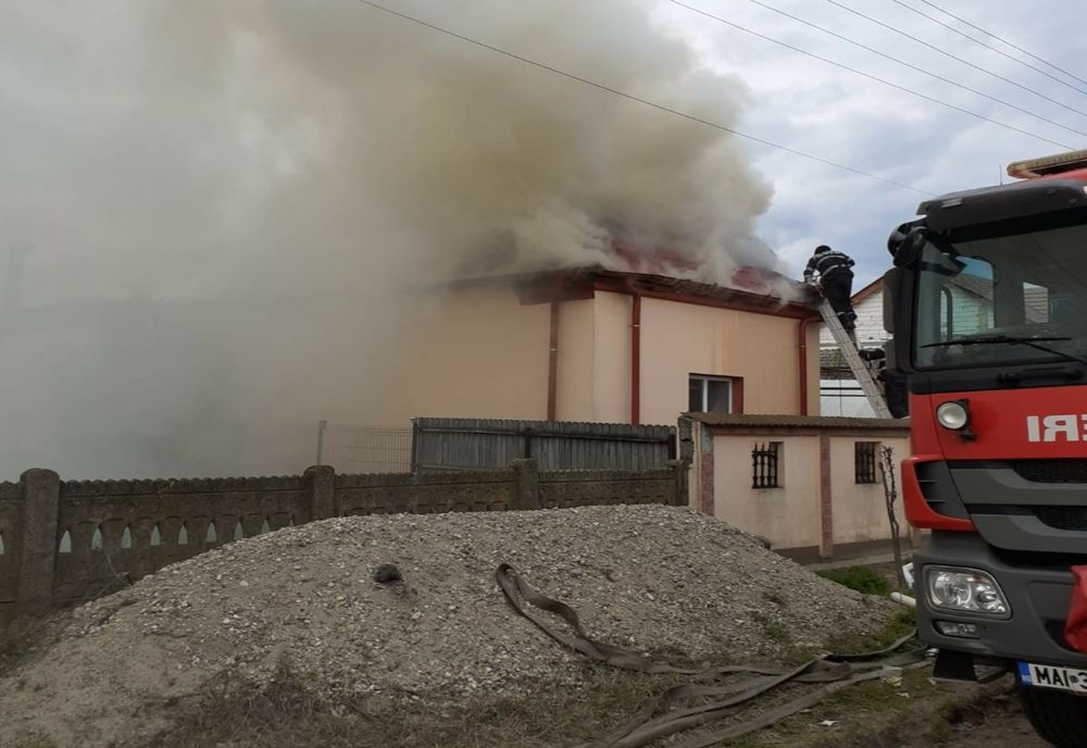 INCENDIU într-o localitate din Dolj. Pompierii intervin