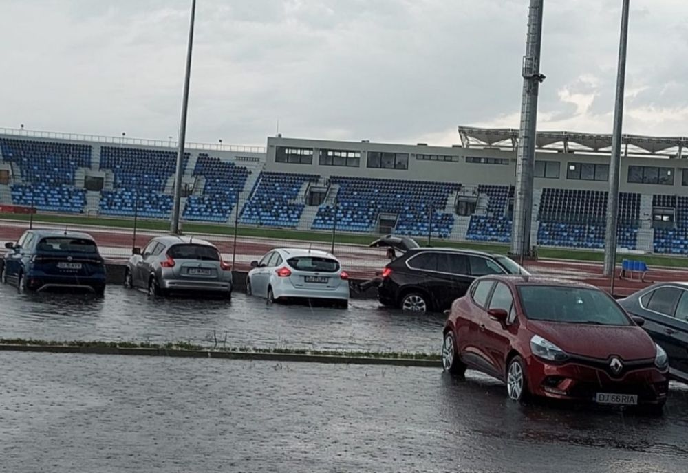 Consilieri transportați în portbagajul unei mașini, după ce zona a fost inundată