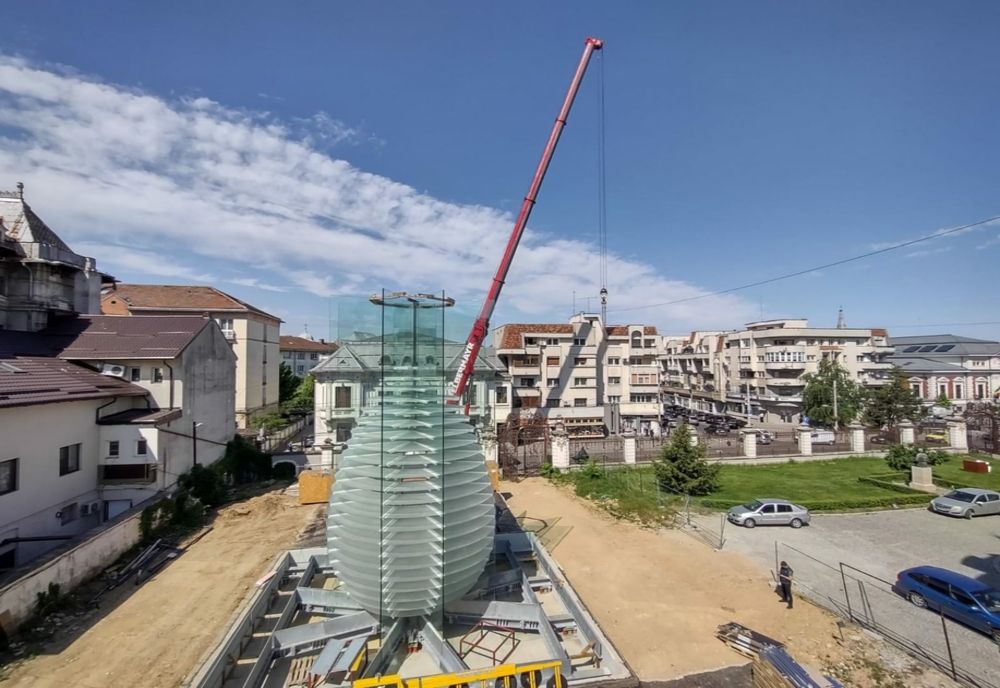 Panouri din sticlă de peste 12 metri lungime, la Centrul "Brâncuşi" din Craiova 