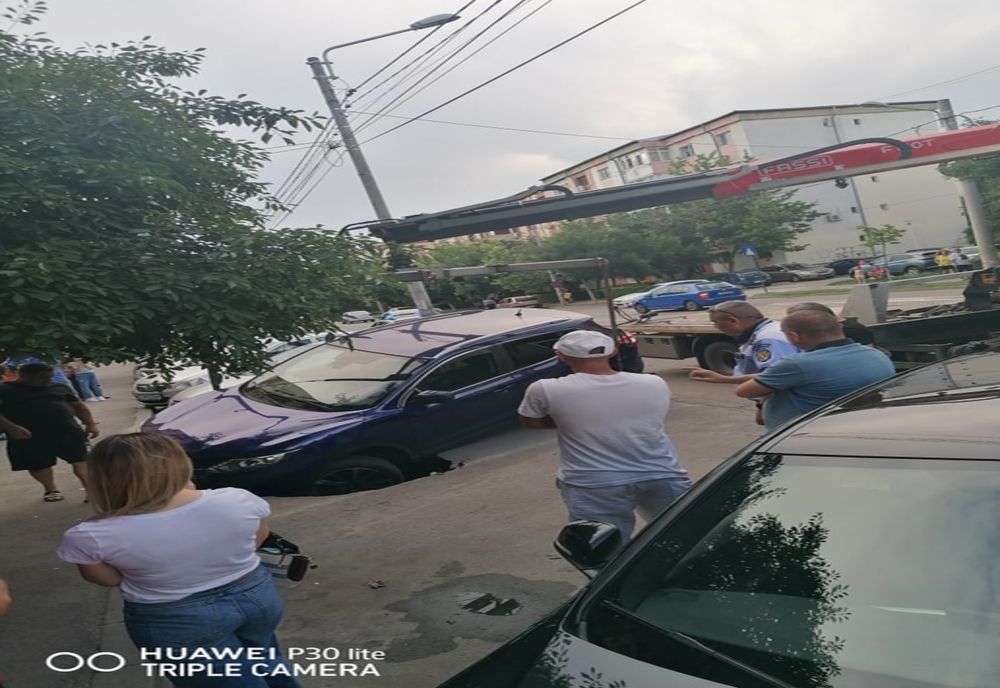 VIDEO IREAL | O maşină s-a scufundat în asfalt, la Craiova