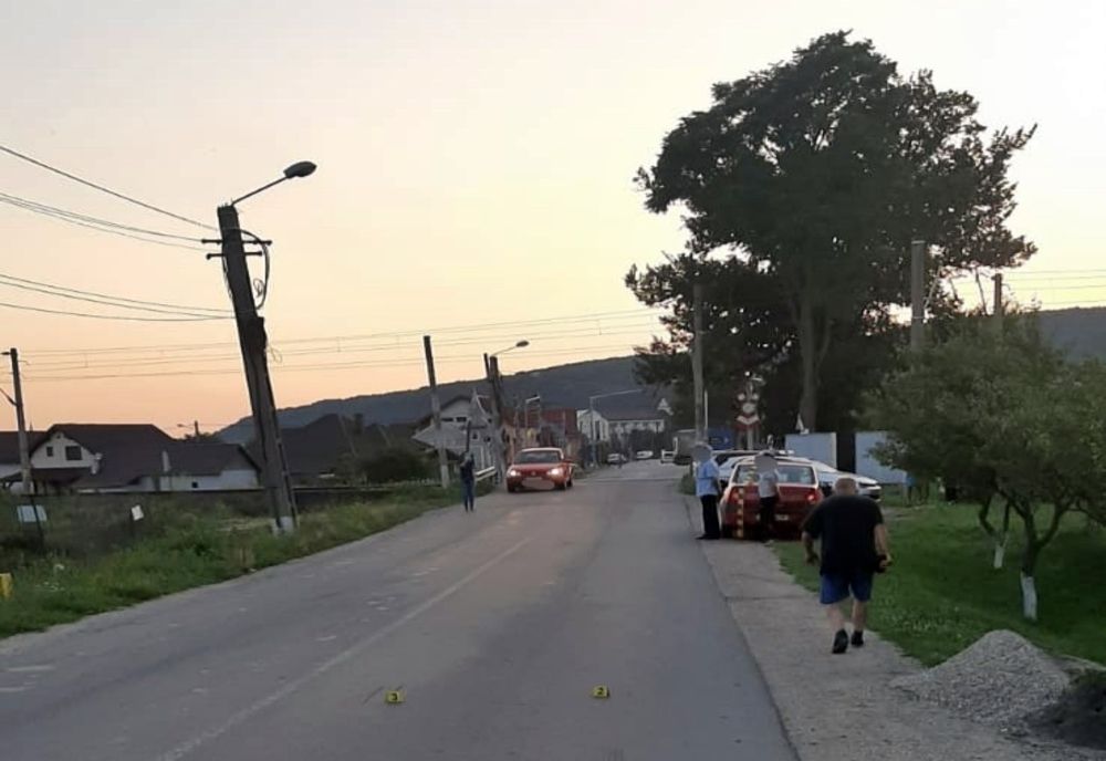 Fetiță de 7 ani din Dolj, accidentată de un autoturism, pe DJ 172, în Beclean! Copila se afla cu părinții care au venit să vândă lubeniță