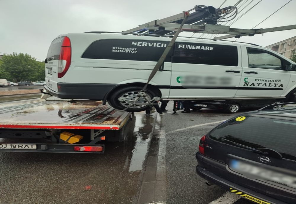 Craiova: Maşinile firmelor de pompe funebre, ridicate de primărie (FOTO)