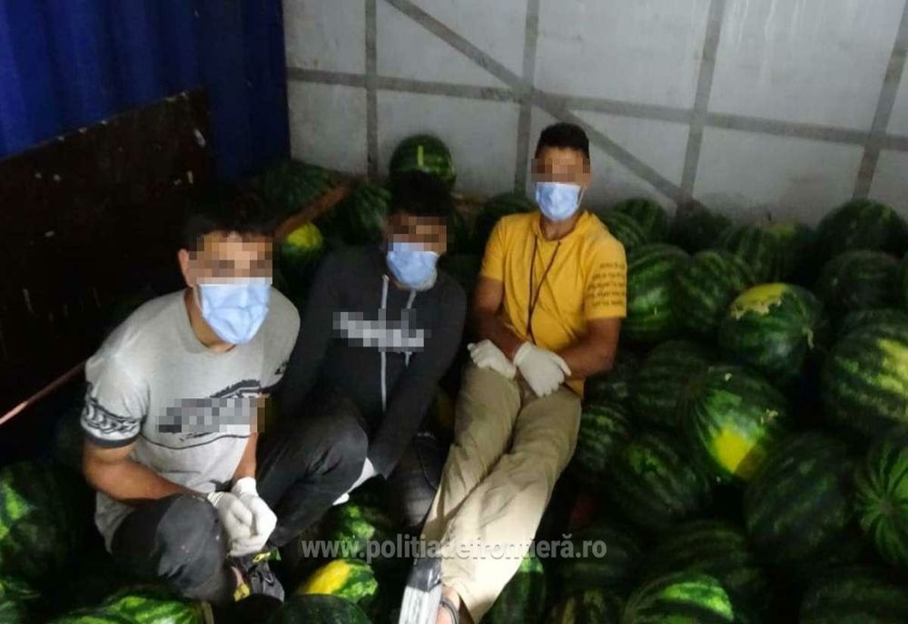 Trei afgani prinşi într-un camion cu peneni, la Vama Bechet