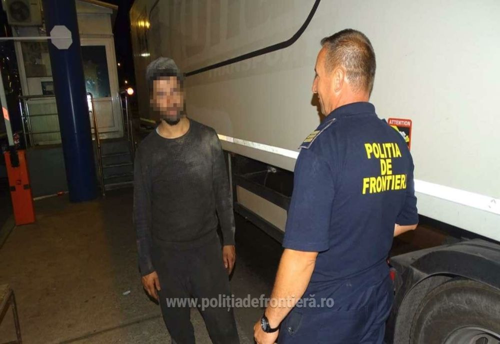 Calafat: Patru străini, printre care un copil, găsiţi ascunşi în şasiul unui TIR, încercând să intre ilegal în România