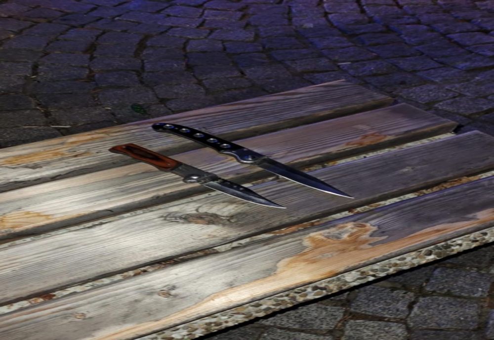 VIDEO | Prinşi cu cuţite la ei, într-un parc din Craiova