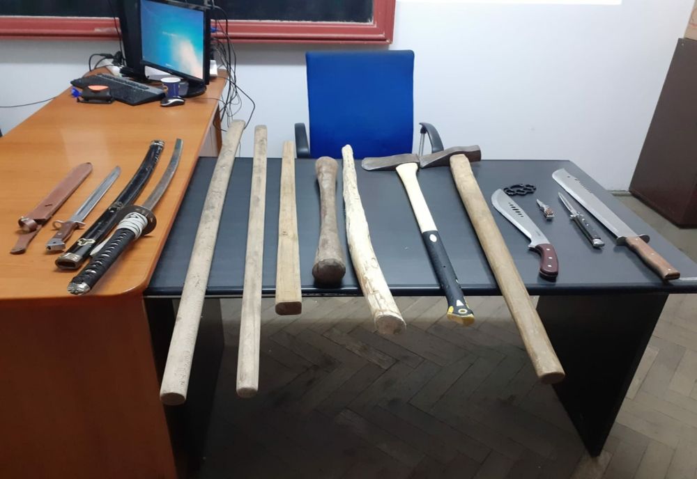 VIDEO. Percheziţii în Craiova. Poliţiştii au găsit un adevărat "arsenal" de arme albe