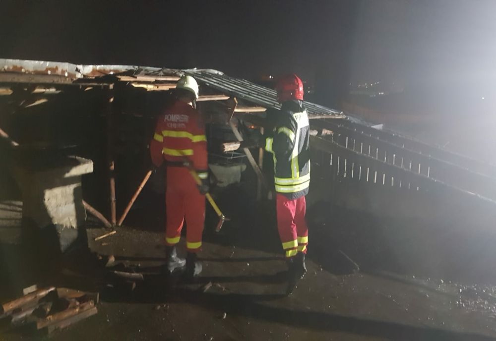 Vântul puternic a smuls un acoperiş, în Craiova
