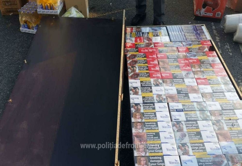VIDEO. Mii de pachete de ţigări de contrabandă descoperite în Vama Calafat. Erau ascunse în mobilă