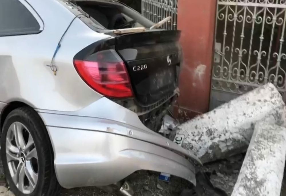 VIDEO. Doi bărbaţi care stăteau pe o bancă, într-o comună din Dolj, loviţi de maşină. Şoferul a fugit de la faţa locului