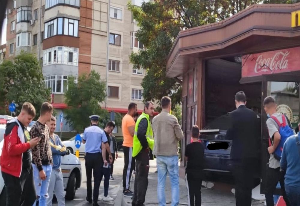 Un bărbat a intrat cu maşina într-un magazin