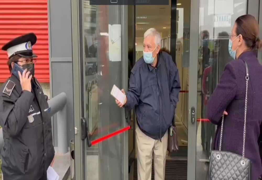 Coadă şi scandal la vaccinarea cu doza a treia, în Craiova