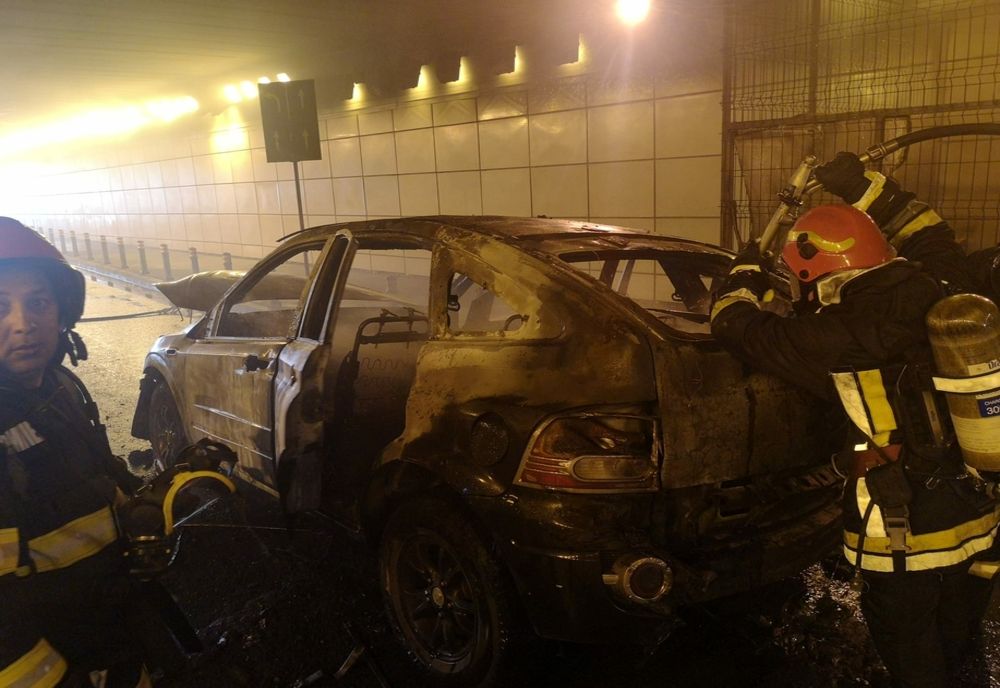 VIDEO. Incendiu cu mari degajări de fum, într-un pasaj din Craiova