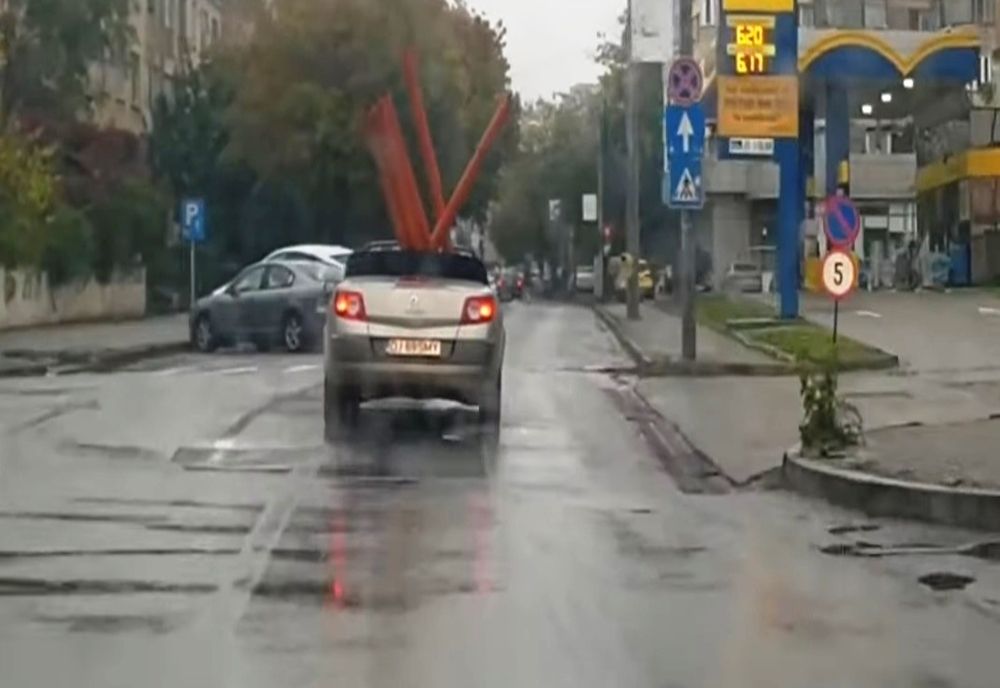 Craiova: Ţevi de canalizare transportate cu decapotabila