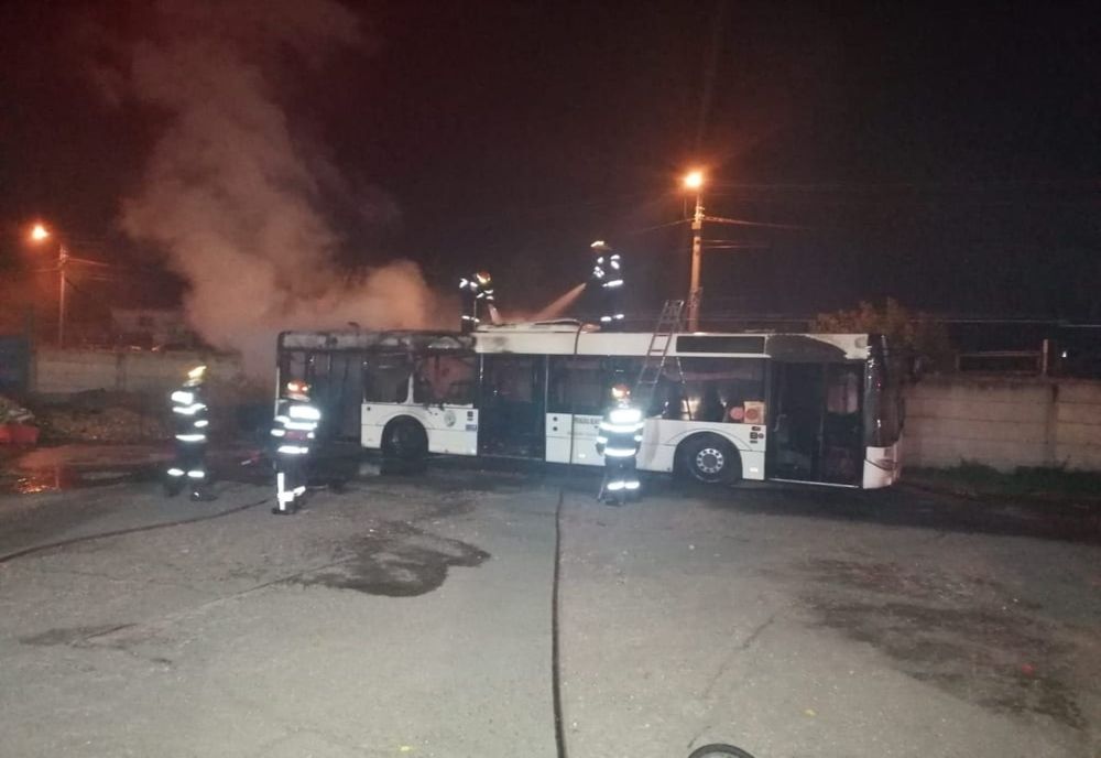 Un autobuz a luat foc, în curtea RAT Craiova
