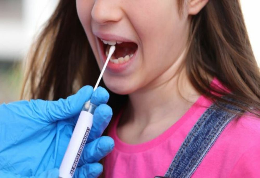 Şcolile din Dolj n-au stabilit cine va administra testele de salivă elevilor