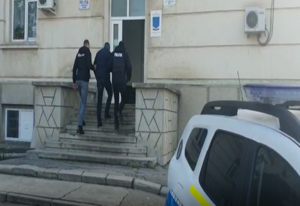 Dolj: Un medic și alți cinci bărbați, reținuți în dosarul vaccinărilor fictive