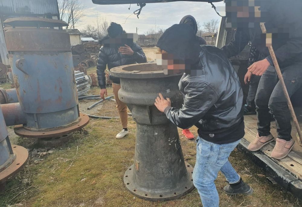 Dolj: Aflat în carantină, un tânăr a fost prins fără permis la volanul unei autoutilitare cu care transporta o conductă metalică furată