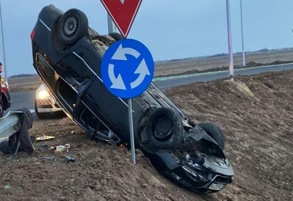 Olt: Un şofer din Dolj s-a răsturnat într-un sens giratoriu