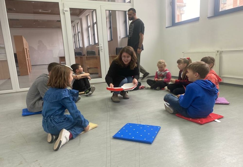 Şapte familii din Ucraina, cazate într-un cămin al Universităţii din Craiova. Studenţii craioveni, alături de refugiaţi