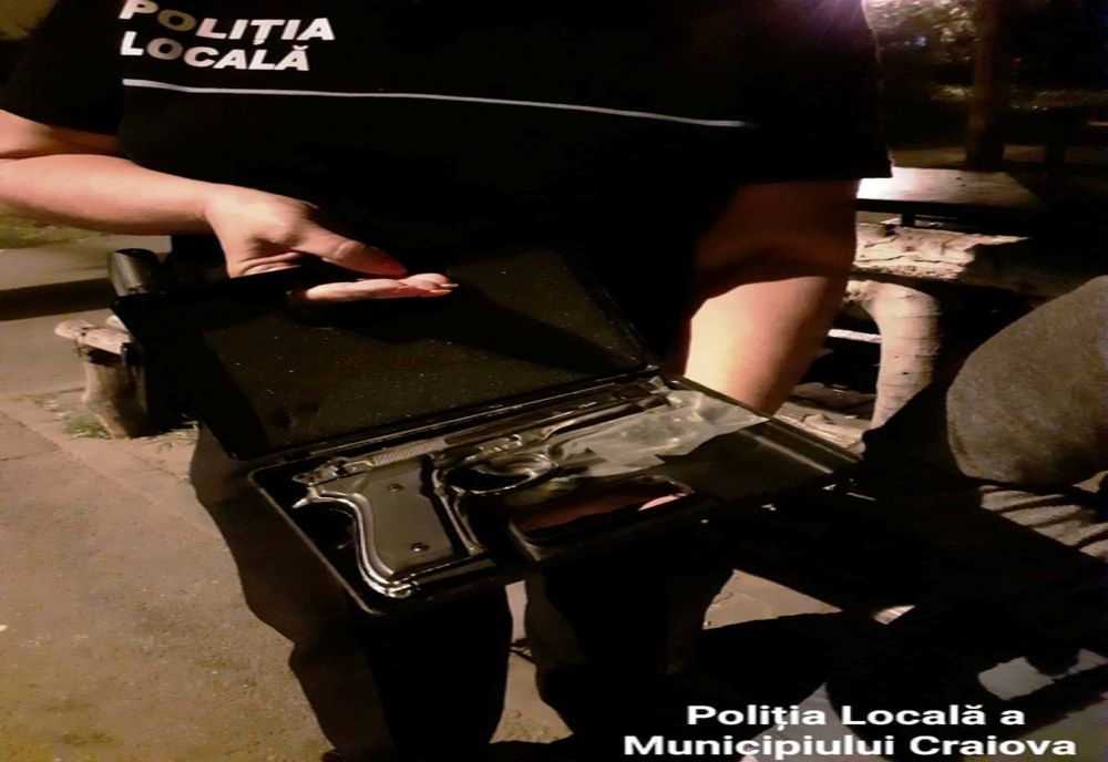 Un bărbat fără adăpost din Craiova prins asupra sa cu un pistol de calibrul 9 mm