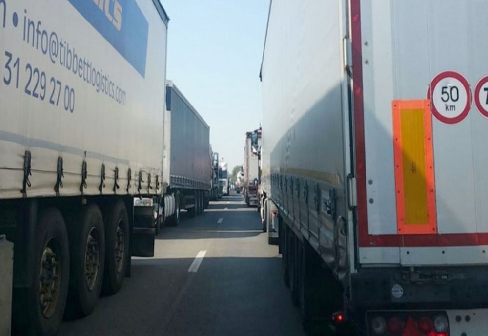 Maşinile de tonaj nu pot circula pe drumurile naţionale din mai multe judeţe, din cauza caniculei