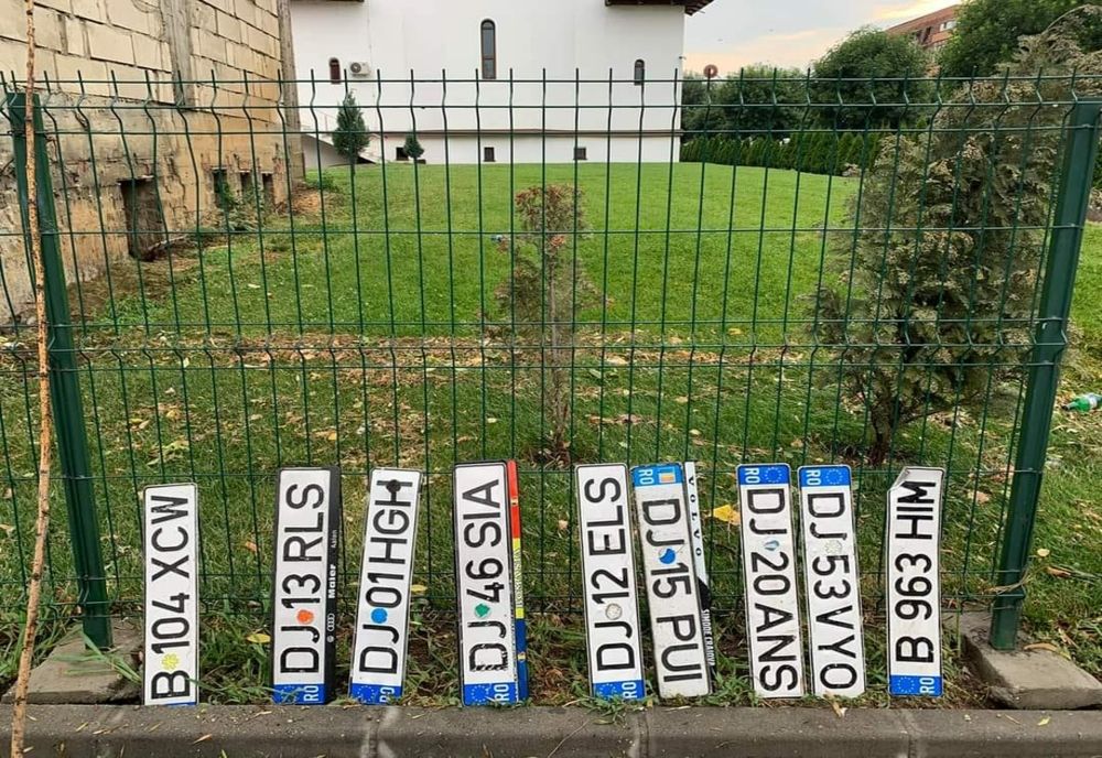 Craiova: Zeci de maşini au rămas fără numărul de înmatriculare, după furtuna de sâmbătă