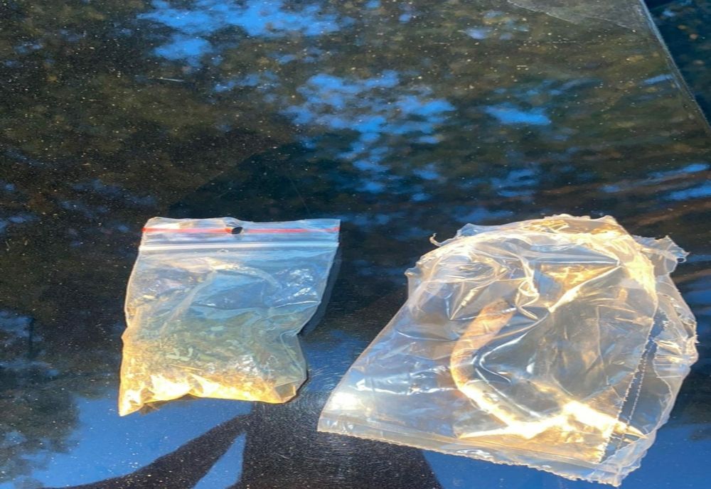 Dolj: Fără permis, dar cu droguri în buzunar