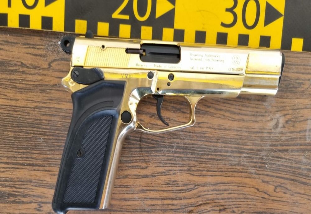 Craiova: Pistol, cartuşe şi droguri, găsite în maşina unui tânăr