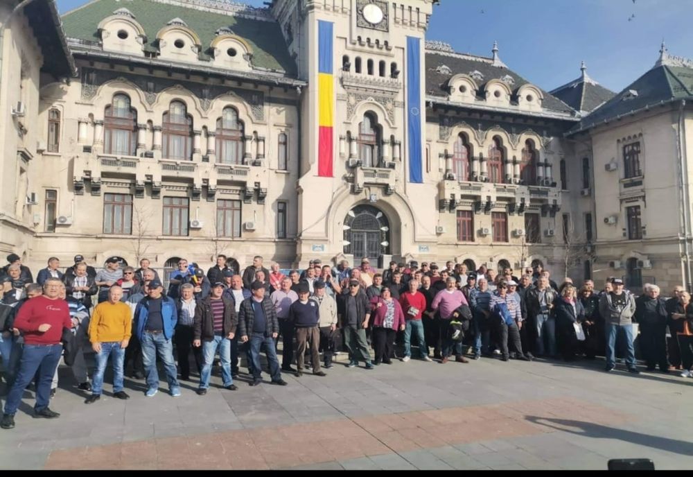 Protest la Prefectura Dolj. Angajaţii termocentralelor Turceni şi CET II Craiova pichetează instituţia