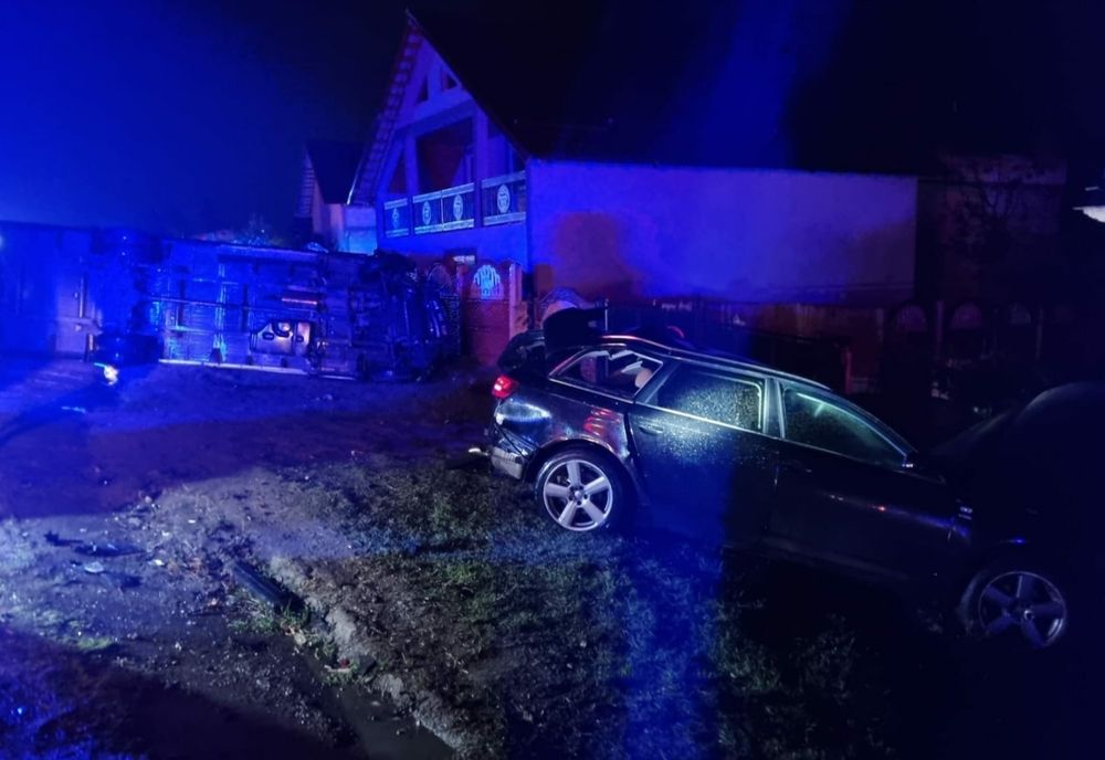 Dolj: Maşină lovit de microbuz, două persoane la spital