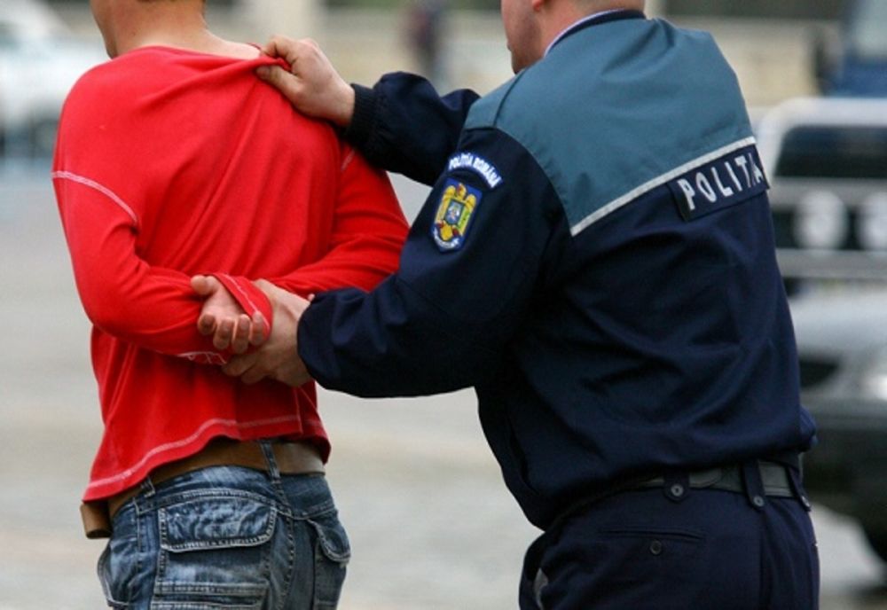 Femeie hărţuită pe stradă, în Craiova, de un tânăr din Gorj. Agresorul, reţinut de poliţişti