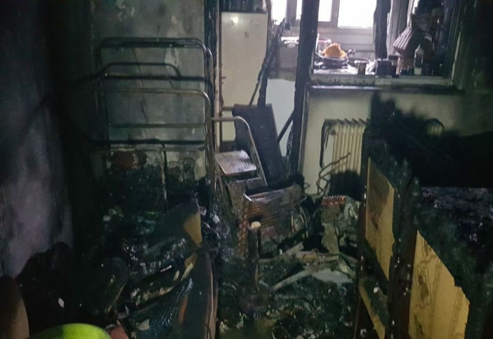 Incendiu izbucnit într-un apartament din Craiova.  Două persoane la spital