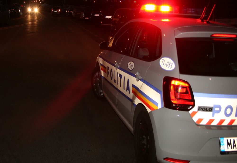 VIDEO|Verificări după ce a apărut o filmare în care un bărbat este urcat pe o mașină de poliție