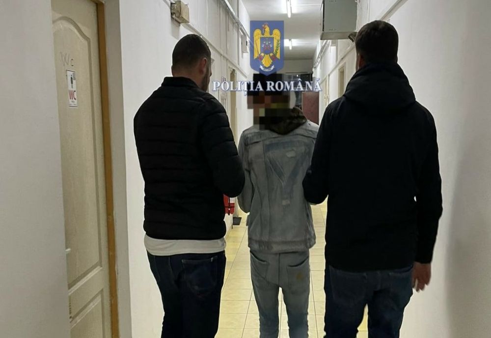Un tânăr din Craiova, reţinut după ce a furat din rucsacul unei femei, purtat pe umăr, un portofel care conţinea 800 de lei şi documente