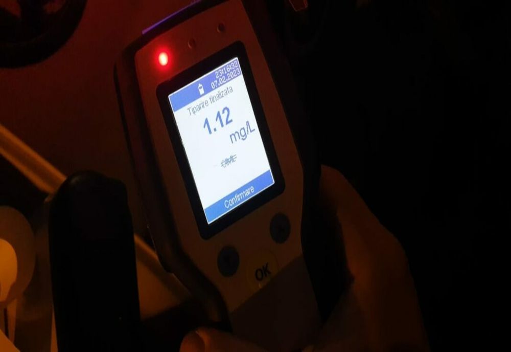 Un tânăr din Craiova, băut la volan, urmărit de poliţie, a intrat cu maşina într-un gard 