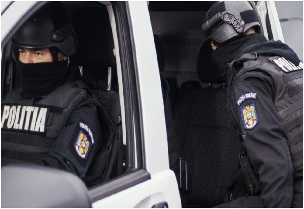 Percheziţii, în urma unui scandal, în Craiova şi Şimnicu de Sus. Trei bărbaţi au fost reţinuţi (VIDEO)