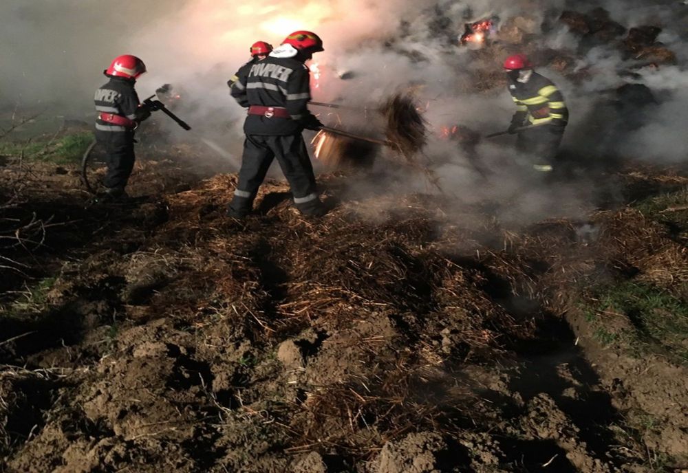 Dolj: Bărbat reţinut după ce a incendiat 3.000 de baloţi de paie aparţinând fiului său