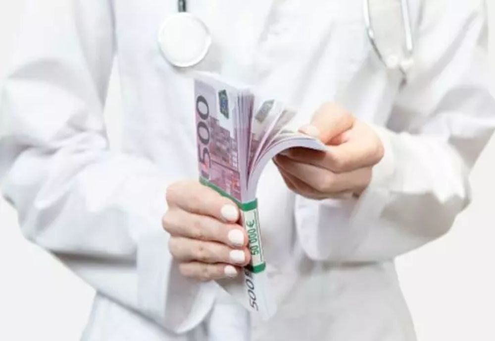 Flagrant. Un medic şi un alt angajat al Spitalului Militar Craiova, prinşi când primeau mită ca să aprobe un dosar de pensionare